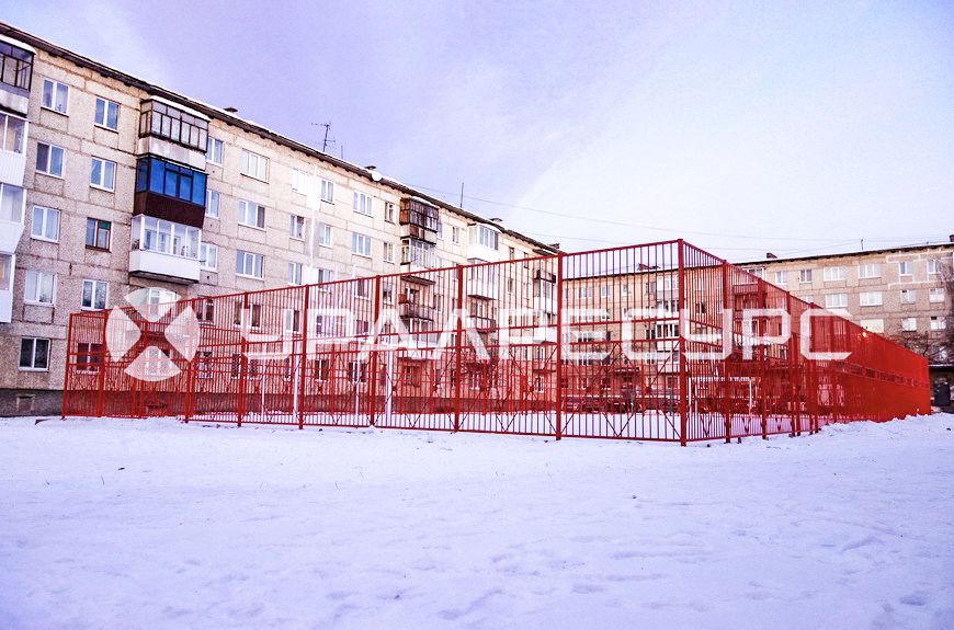 Ограждение спортивной площадки сварным забором