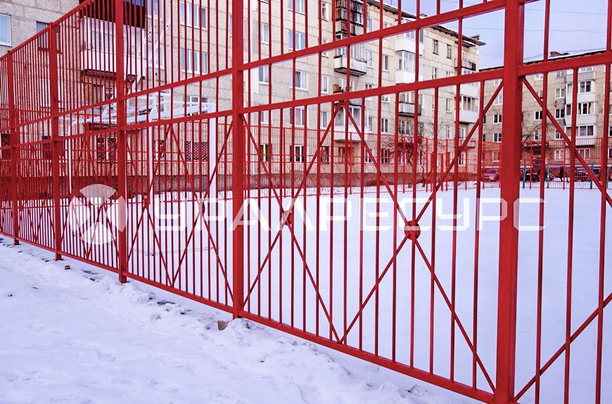 Ограждение спортивной площадки сварным забором