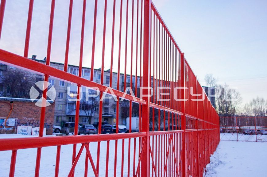 Ограждение спортивной площадки сварным забором