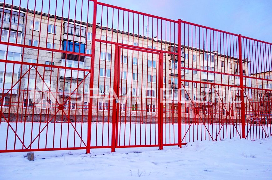Ограждение спортивной площадки сварным забором